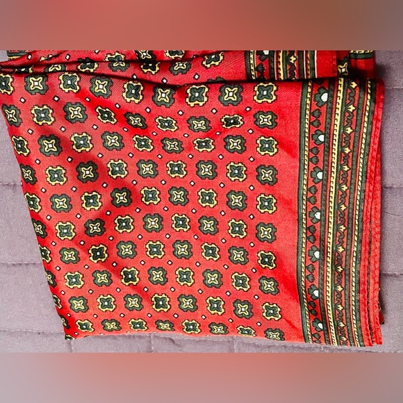 Women’s Vintage Classic Square Scarf - Picture 2 of 5